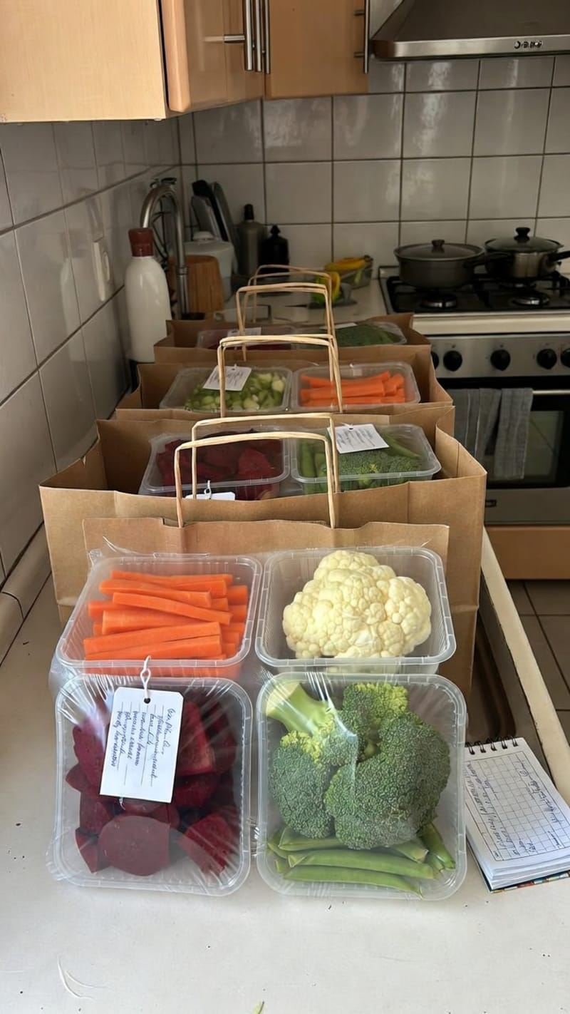 Sacolas de entrega prontas com potes de legumes e caderno de pedidos